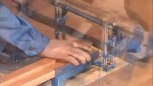 Как установить деревянную дверь