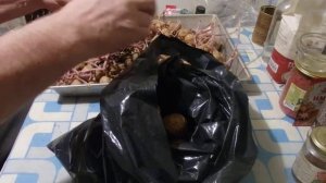 Обрываю ростки у картошки