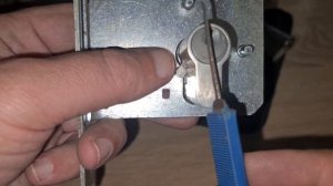 Замена личинки замка двери или как достать личину