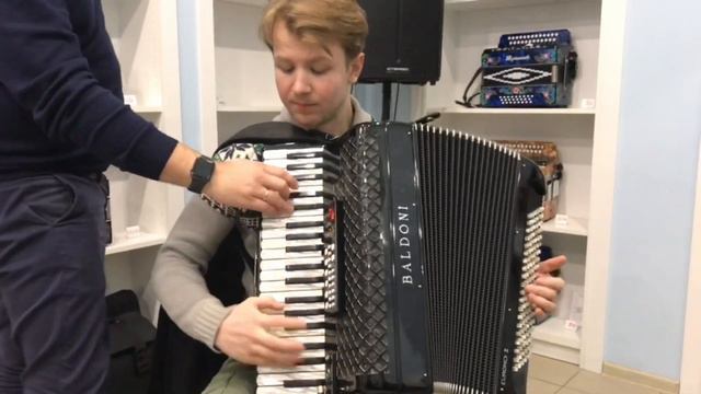 Еле успевает за шаловливыми пальцами! ( Смотреть до конца! ) смотреть онлайн