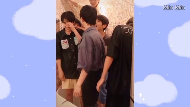 [ Con trai nhà Lý Phi ] Tấu hài cùng TF Gia Tộc смотреть онлайн