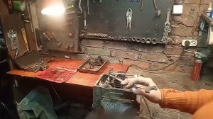 ГБЦ  мотора КамАЗ рассухариваем клапана без спец.съемника