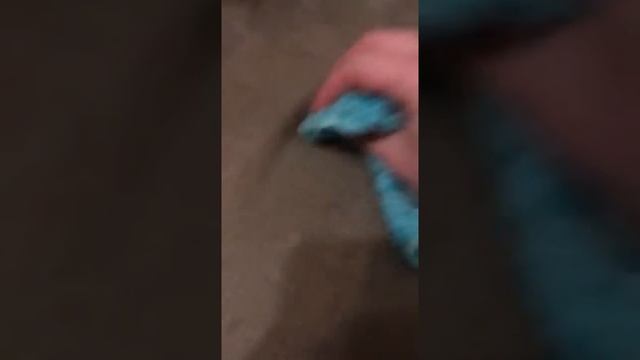 Почистить тканевую обшивку дивана салфеткой Уют. смотреть онлайн