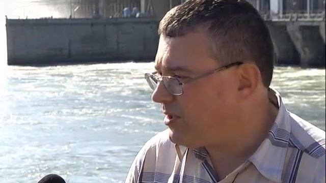 На Новосибирской ГЭС уже несколько дней сбрасывают излишки воды смотреть онлайн