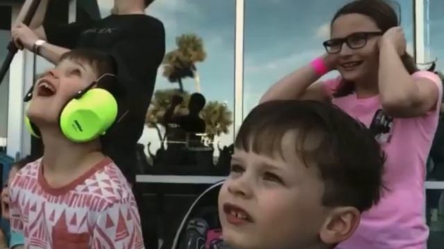 Tesla Roadster, был запущен в качестве макета полезной нагрузки миссией ракеты FalconHeavy ElonMusk смотреть онлайн