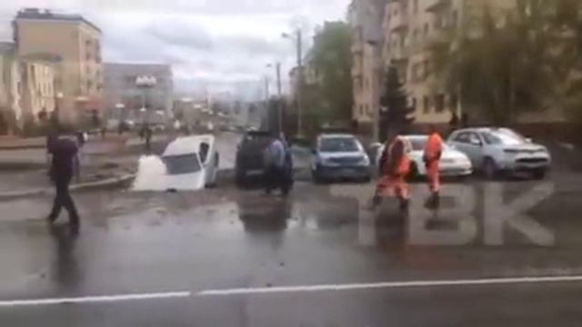 На ул. Юности в Красноярске автомобиль провалился под землю смотреть онлайн