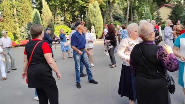 Утро светлое и раннее Танцы💃🕺 в парке Горького Харьков Сентябрь 2021🤪 смотреть онлайн