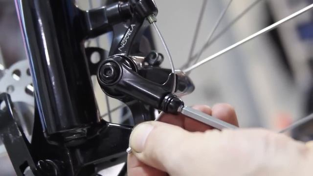 HOW TO... Как настроить механические дисковые тормоза (серия 4) смотреть онлайн