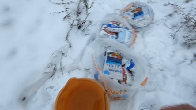 Пруды замерзли. Кормлю осетров мотылем. Засыпал соль в оба пруда смотреть онлайн