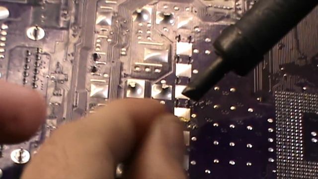 Влад учится менять конденсаторы на материнке! смотреть онлайн