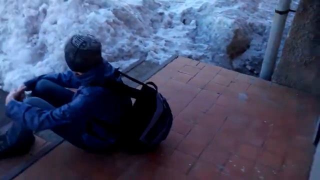 Решил зайти в подъезд через окно смотреть онлайн