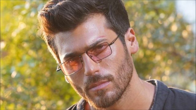 Can Yaman trabaja duro para ser popular, pero no puede tener éxito sin Demet Özdemir. смотреть онлайн
