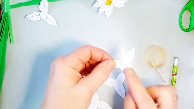 Как сделать нарциссы из коктейльных трубочек и бумаги/Простая поделка смотреть онлайн