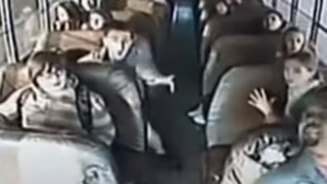 Водитель потерял сознание прямо во время движения школьного автобуса. Эти 2 школьника спасли всех! смотреть онлайн