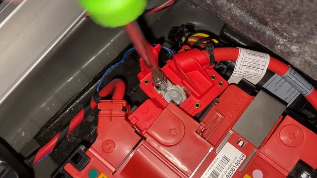 How to Remove the Battery in BMW X3 or X4 X5. Most BMW actually. смотреть онлайн