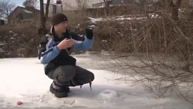 Ловля окуня и плотвы на зимнем пруду. О рыбалке всерьёз видео 281 смотреть онлайн
