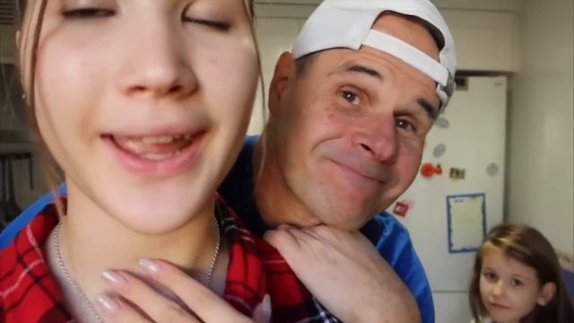 DICIENDO SI A NUESTRA HIJA DE 6 AÑOS DURANTE 24H | Erika decide nuestro día | Yippee Family смотреть онлайн