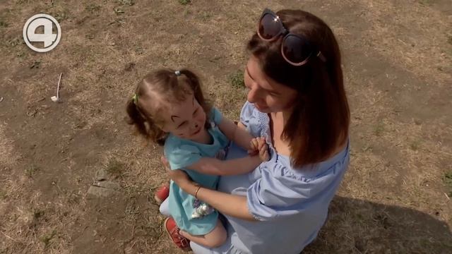 Сотни близняшек и двойняшек на одной площадке в Екатеринбурге смотреть онлайн