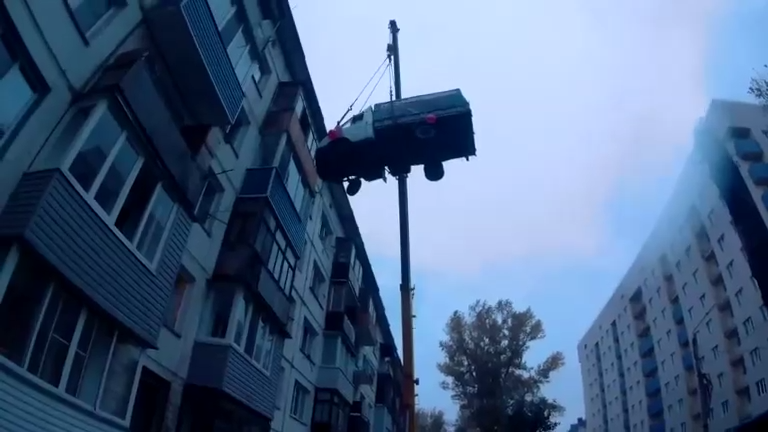 Парень поднял газель на 4-й этаж жилого дома смотреть онлайн