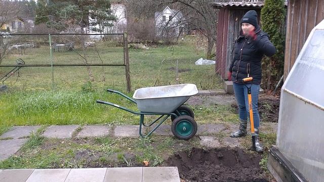 наводим порядок в подворотне, догорающий костёр, уборка листьев, установка гибких пвх ворот смотреть онлайн