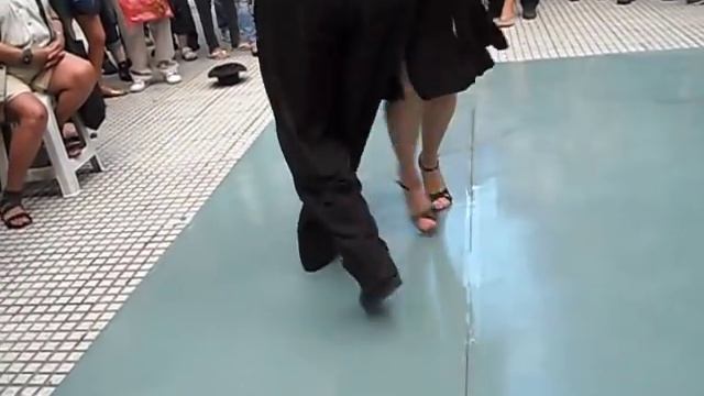 Pareja de bailarines de Milonga en Buenos Aires смотреть онлайн