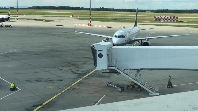 Budapest Liszt Ferenc Airport Lufthansa Dock смотреть онлайн