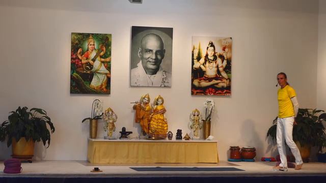 Online Mittelstufe mit Ananda Chaitanadas- Live Yogastunde 9:15 Uhr 03.06.2020 смотреть онлайн