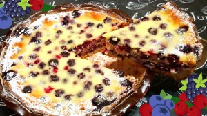 ПИРОГ С ЛЕСНЫМИ ЯГОДАМИ В СМЕТАННОЙ ЗАЛИВКЕ / Простой и очень вкусный ягодный пирог к чаю или кофе