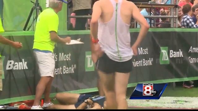 Бегун подарил победу упавшему сопернику