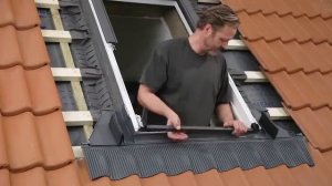 Установка нижней части оклада мансардного окна под металлочерепицу