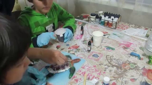Заливка эпоксидной смолы с детьми.Делаем блокнот с черепахой смотреть онлайн