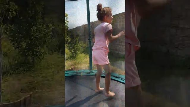 Джейла на батуте, лето, дача, смешно/Jeyla on batut, summer, country house, fun смотреть онлайн