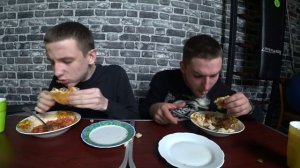 Кто быстрее съест бургеры, борщ с горчицей, макароны с котлетами. Поедание еды на скорость
