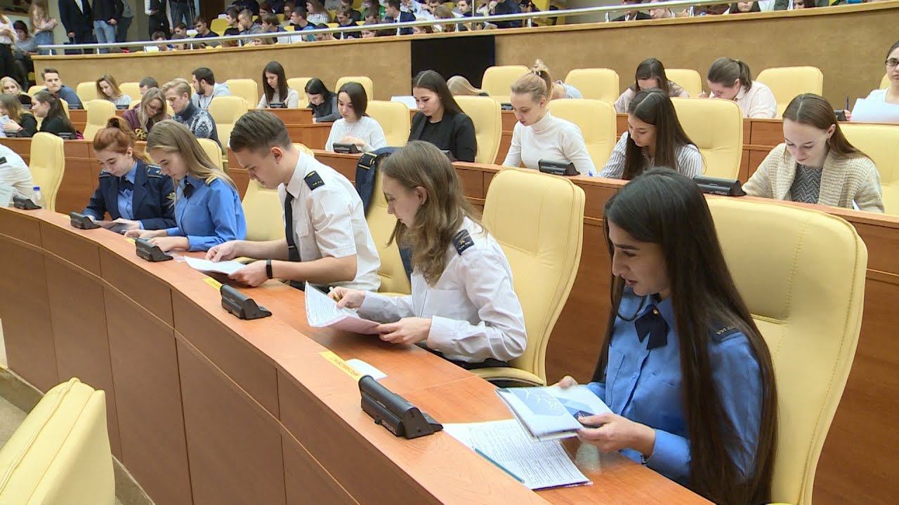 В День Конституции молодые ульяновцы написали «Гражданский диктант» смотреть онлайн