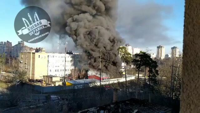 Тема пожаров продолжается. В Киеве возле станции метро "Житомирская" горят склады швейной фабрики " смотреть онлайн