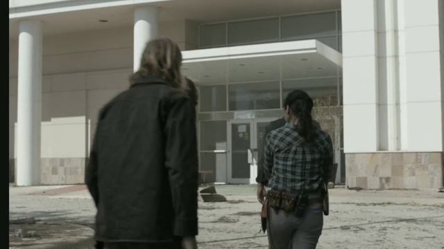 Конвой прибывает к торговому центру и собирают оттуда припасы | Бойтесь ходячих мертвецов S5S10 смотреть онлайн