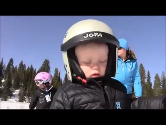 Юный спортсмен уснул стоя на лыжах :) смотреть онлайн