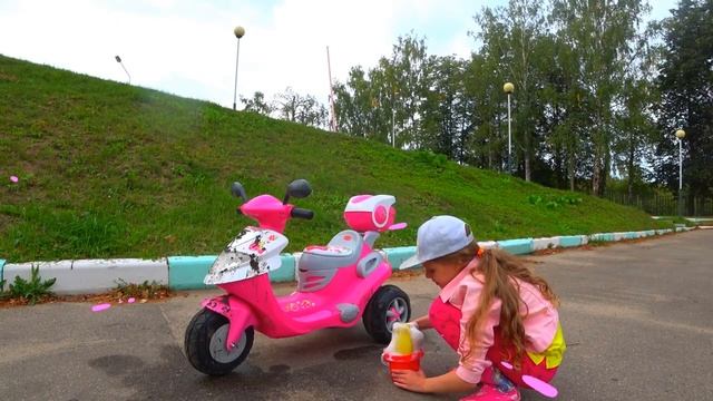 Настя и Катя играют в автомойку для мини байка. смотреть онлайн