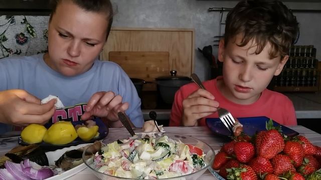 Мукбанг Скумбрия, Макарошки под сыром и Сосиски, салат смотреть онлайн