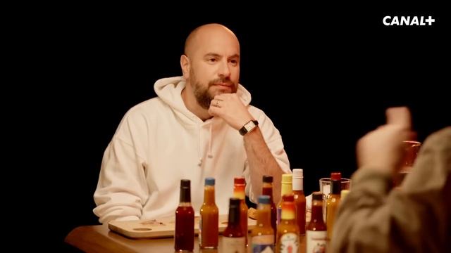 HOT ONES : Jérôme Commandeur fait un bras de fer avec lui-même смотреть онлайн
