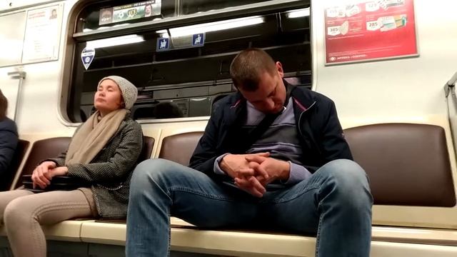 Мужик спит в поезде в метро. Смешно. Ржака.
