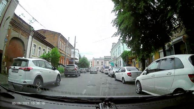 Владикавказ,ул Миллера,между Некрасова и Театральным переулком Джип спокойно проезжает под  