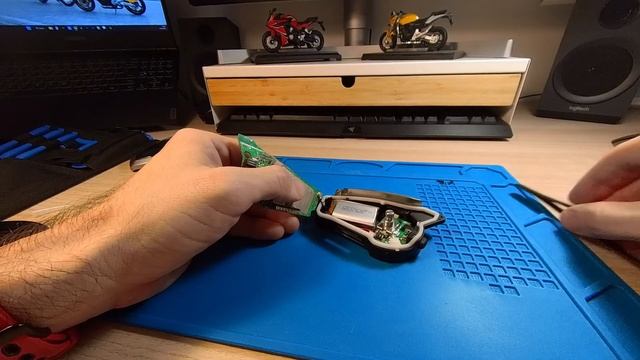 Sena 50S Intercom Battery Replacement смотреть онлайн