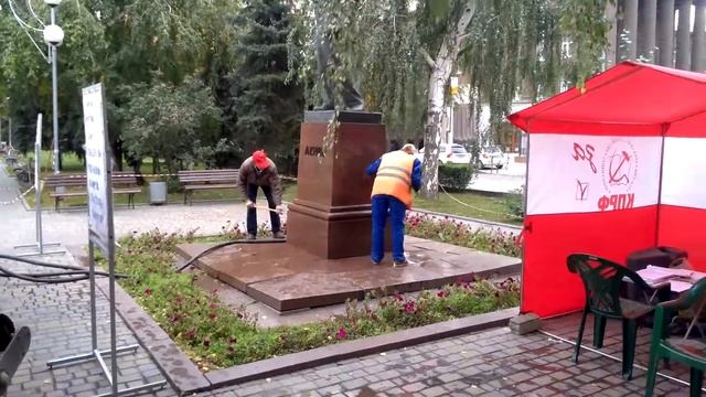 Моют памятник Ленина смотреть онлайн