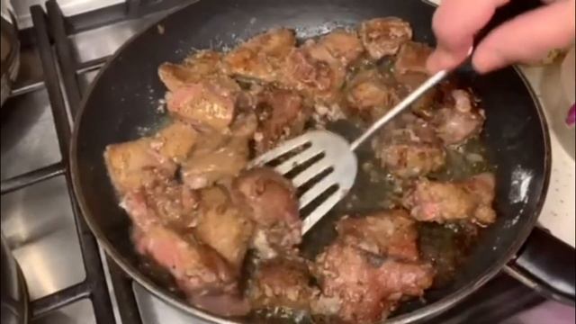 ЖАРЕНАЯ ГОВЯЖЬЯ ПЕЧЕНЬ ПОД ВКУСНОЙ ЛУКОВОЙ ШУБКОЙ. ROASTED BEEF LIVER UNDER TASTY ONION SKIN. смотреть онлайн