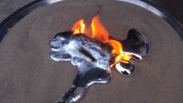 Плавка алюминия Dodge Challenger и расплавленный металл. смотреть онлайн