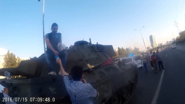 TANKLAR YOLARDA TERK EDİLMİŞ