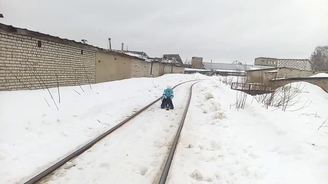 Покатушки на самодельном детском снегоходе смотреть онлайн