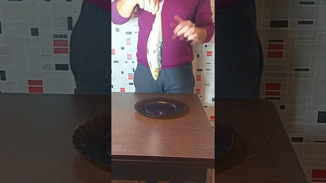 Как быстро очистить селёдку от костей. Проверка лайфхака смотреть онлайн