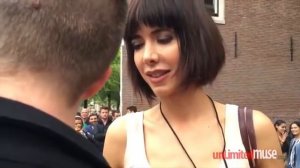 Лучшие видео ШОК! Девушка дает прохожим ТРОГАТЬ свои ГЕНИТАЛИИ!1